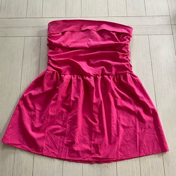 Dresses & Skirts - Adorable Hot pink strapless mini dress size M/L